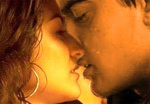 Aamir, Anushka to share longest kiss in `Peekay